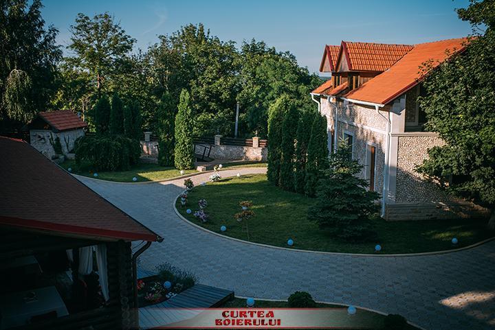 Curtea Boierului Hotel Peresecina Exterior foto